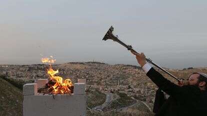 טקס סמלי המדמה את הקרבת קורבן הפסח | פלאש 90