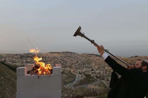 טקס סמלי המדמה את הקרבת קורבן הפסח | פלאש 90