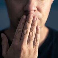 מדבר לשון הרע נחשב כמקולל | שאטרסטוק