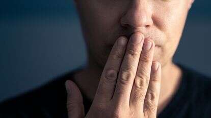 מדבר לשון הרע נחשב כמקולל | שאטרסטוק