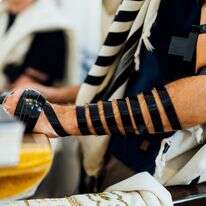 גבר מניח תפילין | שאטרסטוק