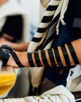 גבר מניח תפילין | שאטרסטוק גבר מניח תפילין | שאטרסטוק