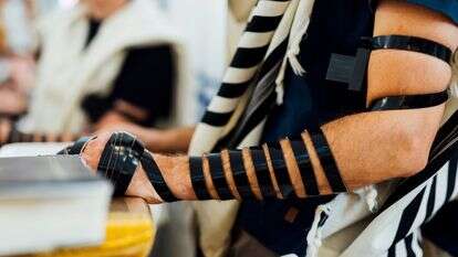 גבר מניח תפילין | שאטרסטוק