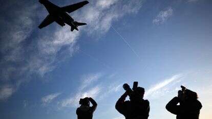 מטוסים צילמו מטוס מפציץ B-1 לנסר של חיל האוויר האמריקאי (USAF) ממריא מחיל האוויר המלכותי פיירפורד בדרום-מערב אנגליה ב-14 במרץ 2026. פיירפורד הוא אחד משני בסיסים, יחד עם מתקן דייגו גרסיה באוקיינוס ​​ההודי, שבריטניה נתנה לארה"ב אישור להשתמש בהם עבור "פעולות הגנה ספציפיות באיראן" כדי להשמיד טילים איראניים במקור, כך אמר שר ההגנה הבריטי בהצהרה | AFP