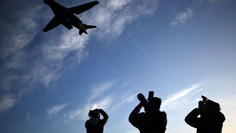 מטוסים צילמו מטוס מפציץ B-1 לנסר של חיל האוויר האמריקאי (USAF) ממריא מחיל האוויר המלכותי פיירפורד בדרום-מערב אנגליה ב-14 במרץ 2026. פיירפורד הוא אחד משני בסיסים, יחד עם מתקן דייגו גרסיה באוקיינוס ​​ההודי, שבריטניה נתנה לארה"ב אישור להשתמש בהם עבור "פעולות הגנה ספציפיות באיראן" כדי להשמיד טילים איראניים במקור, כך אמר שר ההגנה הבריטי בהצהרה | AFP