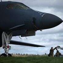 תחמושת לתקיפה ישירה משותפת (JDAM) נלקחה ממפציץ B-1 לנסר של חיל האוויר האמריקאי בבסיס חיל האוויר פיירפורד בדרום-מערב אנגליה | AFP