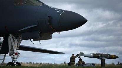 תחמושת לתקיפה ישירה משותפת (JDAM) נלקחה ממפציץ B-1 לנסר של חיל האוויר האמריקאי בבסיס חיל האוויר פיירפורד בדרום-מערב אנגליה ב-15 במרץ 2026. פיירפורד היא אחת משני בסיסים, יחד עם מתקן דייגו גרסיה באוקיינוס ​​ההודי, שבריטניה נתנה לארה"ב אישור להשתמש בהם עבור "פעולות הגנה ספציפיות באיראן" כדי להשמיד טילים איראניים במקור, כך אמר שר ההגנה הבריטי בהצהרה | AFP