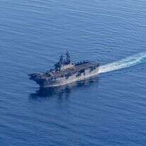 ספינת הסער האמפיבית מסדרת הוואספ USS Boxer (LHD 4) מפליגה באוקיינוס ​​השקט. ארצות הברית פורסת חיילי נחתים נוספים למזרח התיכון, כך דיווחו כלי תקשורת אמריקאיים ב-20 במרץ 2026, מה שעשוי להעיד על מבצע קרקעי קרוב שלושה שבועות לאחר תחילת המערכה האמריקאית-ישראלית נגד איראן. הוול סטריט ג'ורנל דיווח כי וושינגטון פורסת בין 2,200 ל-2,500 חיילי נחתים מקבוצת המוכנות האמפיבית USS Boxer ויחידת המשלוח הימית ה-11 שבסיסה בקליפורניה | AFP