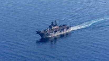 מציגה את ספינת הסער האמפיבית מסדרת הוואספ USS Boxer (LHD 4) מפליגה באוקיינוס ​​השקט. ארצות הברית פורסת חיילי נחתים נוספים למזרח התיכון, כך דיווחו כלי תקשורת אמריקאיים ב-20 במרץ 2026, מה שעשוי להעיד על מבצע קרקעי קרוב שלושה שבועות לאחר תחילת המערכה האמריקאית-ישראלית נגד איראן. הוול סטריט ג'ורנל דיווח כי וושינגטון פורסת בין 2,200 ל-2,500 חיילי נחתים מקבוצת המוכנות האמפיבית USS Boxer ויחידת המשלוח הימית ה-11 שבסיסה בקליפורניה | AFP