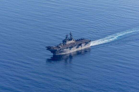 מציגה את ספינת הסער האמפיבית מסדרת הוואספ USS Boxer (LHD 4) מפליגה באוקיינוס ​​השקט. ארצות הברית פורסת חיילי נחתים נוספים למזרח התיכון, כך דיווחו כלי תקשורת אמריקאיים ב-20 במרץ 2026, מה שעשוי להעיד על מבצע קרקעי קרוב שלושה שבועות לאחר תחילת המערכה האמריקאית-ישראלית נגד איראן. הוול סטריט ג'ורנל דיווח כי וושינגטון פורסת בין 2,200 ל-2,500 חיילי נחתים מקבוצת המוכנות האמפיבית USS Boxer ויחידת המשלוח הימית ה-11 שבסיסה בקליפורניה | AFP