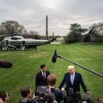 הנשיא דונלד טראמפ, בליווי מזכיר המדינה מרקו רוביו, משוחח עם כתבים בעת עזיבתו את הבית הלבן, ביום שישי, 20 במרץ 2026, בוושינגטון | AP/ג'וליה דמרי ניקינסון