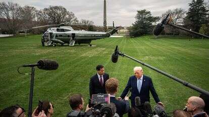הנשיא דונלד טראמפ, בליווי מזכיר המדינה מרקו רוביו, משוחח עם כתבים בעת עזיבתו את הבית הלבן, ביום שישי, 20 במרץ 2026, בוושינגטון | AP/ג'וליה דמרי ניקינסון