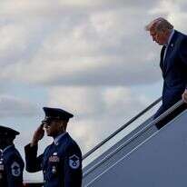 דונלד טראמפ יורד ממטוס אייר פורס 1, ביום שישי, 20 במרץ 2026, בנמל התעופה הבינלאומי פאלם ביץ' בווסט פאלם ביץ', פלורידה | AP/מארק שיפלביין