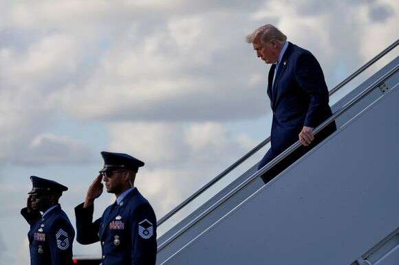 דונלד טראמפ יורד ממטוס אייר פורס 1, ביום שישי, 20 במרץ 2026, בנמל התעופה הבינלאומי פאלם ביץ' בווסט פאלם ביץ', פלורידה | AP/מארק שיפלביין