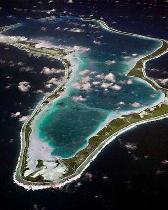 תמונה זו שפורסמה על ידי חיל הים האמריקאי מציגה מבט אווירי של דייגו גרסיה בקבוצת האיים צ'אגוס | חיל הים האמריקאי דרך AP תמונה זו שפורסמה על ידי חיל הים האמריקאי מציגה מבט אווירי של דייגו גרסיה בקבוצת האיים צ'אגוס | חיל הים האמריקאי דרך AP