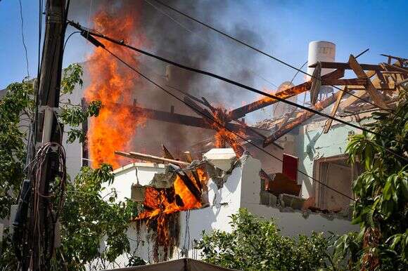 כוחות הביטחון וההצלה הישראליים באתר פגיעת טיל איראני במרכז | יונתן שאול/פלאש90