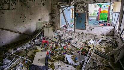 חות הביטחון וההצלה הישראליים בזירה בה נפגע גן ילדים בראשון לציון מרסיסי טיל בליסטי שנורה מאיראן לעבר ישראל | אבשלום ששוני, פלאש 90