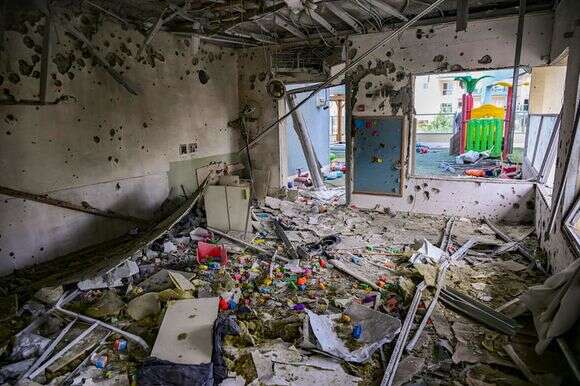 זירה בה נפגע גן ילדים בראשון לציון מרסיסי טיל בליסטי שנורה מאיראן לעבר ישראל | אבשלום ששוני, פלאש 90