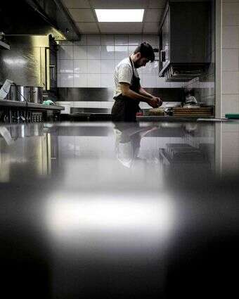 מטבח שף מקצועי, אילוסטרציה | אוליבייה שאסיניול / AFP