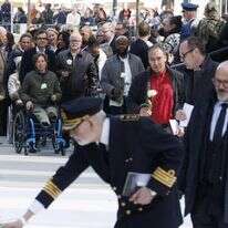 הנחת פרחים במהלך טקס זיכרון לפיגועי הטרור במרץ 2016 באנדרטת הזיכרון ברחוב דה לה לוי בבריסל | NICOLAS MAETERLINCK / Belga / AFP הנחת פרחים במהלך טקס זיכרון לפיגועי הטרור במרץ 2016 באנדרטת הזיכרון ברחוב דה לה לוי בבריסל | NICOLAS MAETERLINCK / Belga / AFP