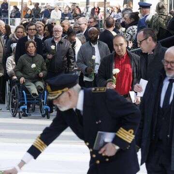 הנחת פרחים במהלך טקס זיכרון לפיגועי הטרור במרץ 2016 באנדרטת הזיכרון ברחוב דה לה לוי בבריסל | NICOLAS MAETERLINCK / Belga / AFP הנחת פרחים במהלך טקס זיכרון לפיגועי הטרור במרץ 2016 באנדרטת הזיכרון ברחוב דה לה לוי בבריסל | NICOLAS MAETERLINCK / Belga / AFP