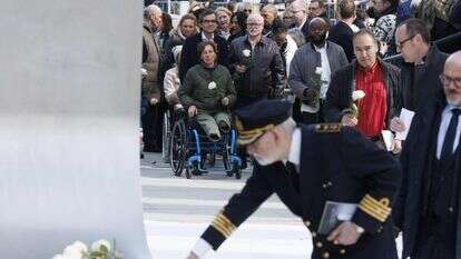 הנחת פרחים במהלך טקס זיכרון לפיגועי הטרור במרץ 2016 באנדרטת הזיכרון ברחוב דה לה לוי בבריסל | NICOLAS MAETERLINCK / Belga / AFP