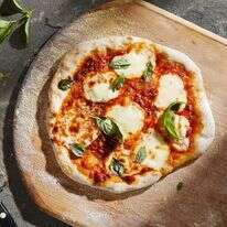 בצק פיצה מחמצת שמחכה לכם במקרר – בלי לחץ ובלי לוחות זמנים | Photo for The Washington Post by Tom McCorklel