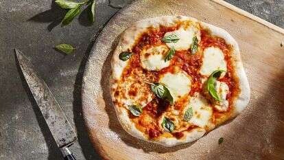 בצק פיצה מחמצת שמחכה לכם במקרר – בלי לחץ ובלי לוחות זמנים | Photo for The Washington Post by Tom McCorklel