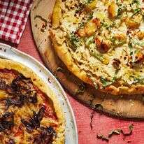 פיצה לבנה טבעונית עם טופו, ריקוטה ארטישוק ושום קלוי. משמאל: פיצה טבעונית עם בצל מקורמל במיסו | טום מקורקל עבור הוושינגטון פוסט.