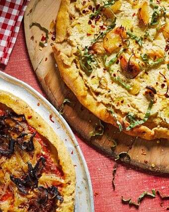 פיצה לבנה טבעונית עם טופו, ריקוטה ארטישוק ושום קלוי. משמאל: פיצה טבעונית עם בצל מקורמל במיסו | טום מקורקל עבור הוושינגטון פוסט.