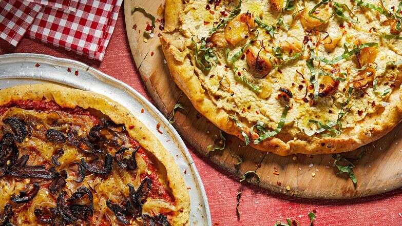 פיצה לבנה טבעונית עם טופו, ריקוטה ארטישוק ושום קלוי. משמאל: פיצה טבעונית עם בצל מקורמל במיסו | טום מקורקל עבור הוושינגטון פוסט.