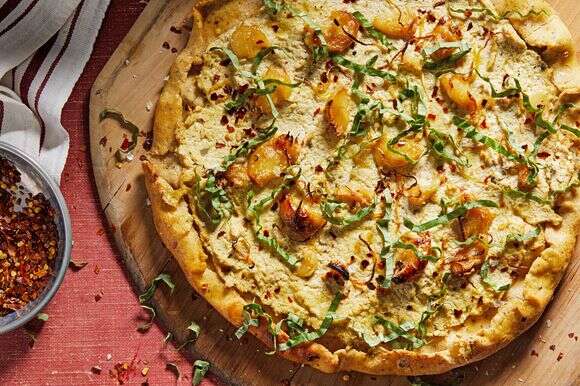 פיצה לבנה טבעונית עם טופו, ריקוטה וארטישוק | טום מקורקל עבור הוושינגטון פוסט.