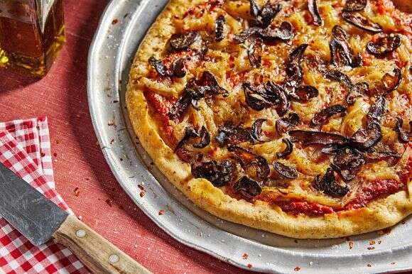 פיצה טבעונית עם בצל מקורמל במיסו | טום מקורקל עבור הוושינגטון פוסט.