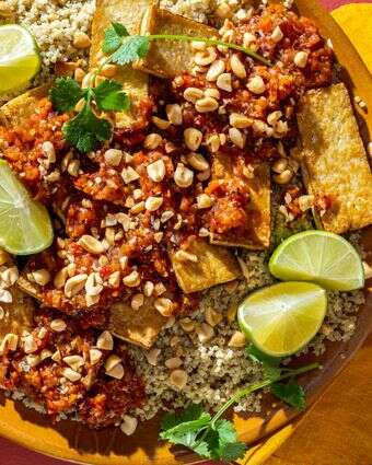 קארי ירוק-קוקוס קינואה עם טופו ורוטב צ'ילי-שום | לורה צ'ייס דה פורמיני עבור הוושינגטון פוסט