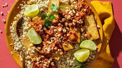 קארי ירוק-קוקוס קינואה עם טופו ורוטב צ'ילי-שום | לורה צ'ייס דה פורמיני עבור הוושינגטון פוסט קארי ירוק-קוקוס קינואה עם טופו ורוטב צ'ילי-שום | לורה צ'ייס דה פורמיני עבור הוושינגטון פוסט