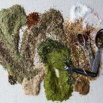 קחו את שאריות התבלינים והעשבי תיבול היבשים השונים - וערבבו אותם | ג'ניפר צ'ייס עבור הוושינגטון פוסט