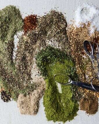 קחו את שאריות התבלינים והעשבי תיבול היבשים השונים - וערבבו אותם | ג'ניפר צ'ייס עבור הוושינגטון פוסט