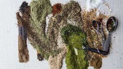 קחו את שאריות התבלינים והעשבי תיבול היבשים השונים - וערבבו אותם | ג'ניפר צ'ייס עבור הוושינגטון פוסט