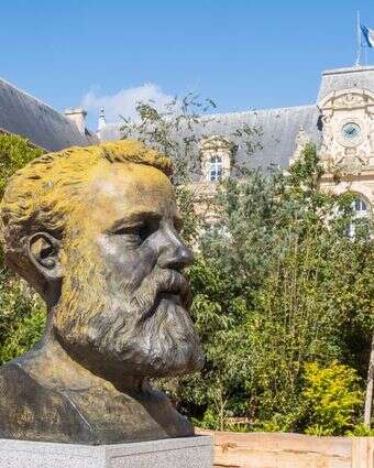 בניין העירייה ופסל ברונזה של ז'ול ורן באמיין שבצרפת,
מאת האמן והפסל פיליפ ארנו | שאטרסטוק