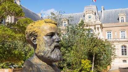 בניין העירייה ופסל ברונזה של ז'ול ורן באמיין שבצרפת,
מאת האמן והפסל פיליפ ארנו | שאטרסטוק