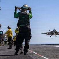 מטוס קרב אמריקני נוחת על נושאת המטוסים האמריקנית ג'ראלד פורד | AFP