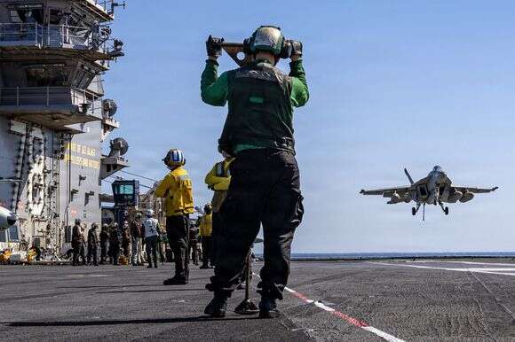 מטוס קרב אמריקני נוחת על נושאת המטוסים האמריקנית ג'ראלד פורד | AFP