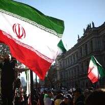 דגל איראן מונף בלונדון - במחאות למען עצירת המלחמה | AFP