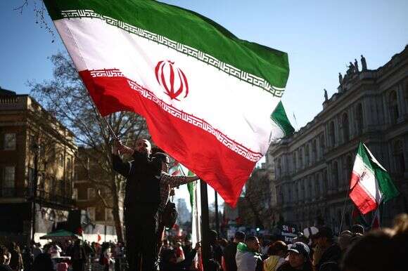 דגל איראן מונף בלונדון - במחאות למען עצירת המלחמה | AFP