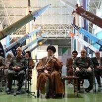 בתמונה זו שפורסמה על ידי אתר רשמי של משרד המנהיג העליון האיראני, המנהיג העליון האייתוללה עלי חמינאי, במרכז, בליווי מפקדי הכוחות המזוינים, מבקרים בתערוכה של הישגי משמרות המהפכה בתחום התעופה והחלל, באיראן, 19 בנובמבר 2023 | Office of the Iranian Supreme Leader via AP,