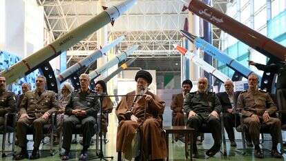 בתמונה זו שפורסמה על ידי אתר רשמי של משרד המנהיג העליון האיראני, המנהיג העליון האייתוללה עלי חמינאי, במרכז, בליווי מפקדי הכוחות המזוינים, מבקרים בתערוכה של הישגי משמרות המהפכה בתחום התעופה והחלל, באיראן, 19 בנובמבר 2023 | Office of the Iranian Supreme Leader via AP,