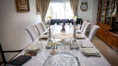 שולחן ליל הסדר ערוך ומוכן לחג | אריה לייב אברמס - פלאש 90 שולחן ליל הסדר ערוך ומוכן לחג | אריה לייב אברמס - פלאש 90