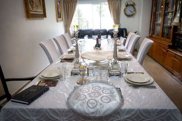 שולחן ליל הסדר ערוך ומוכן לחג | אריה לייב אברמס - פלאש 90 שולחן ליל הסדר ערוך ומוכן לחג | אריה לייב אברמס - פלאש 90