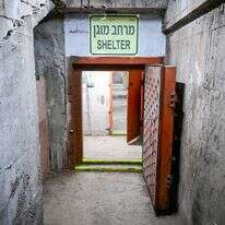 כניסה למקלט במרכז תל אביב | אבשלום ששוני, פלאש 90