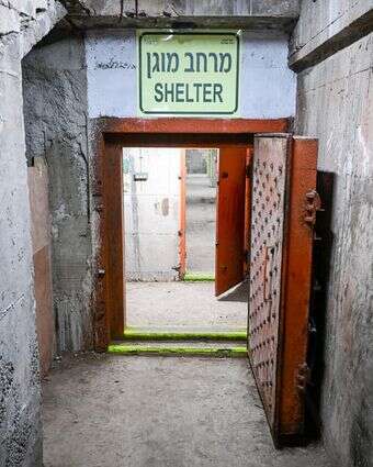 כניסה למקלט במרכז תל אביב | אבשלום ששוני, פלאש 90